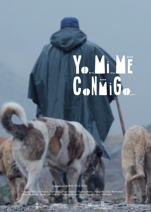 Pòster de la pel·lícula 'Yo... mi... me... contigo...'. La imatge mostra un home amb una capa, que camina d'esquena, acompanyat de tres gossos grans. El paisatge és muntanyós i ennuvolat. El títol de la pel·lícula es troba en lletres blanques de traç irregular al costat de la figura de l'home.